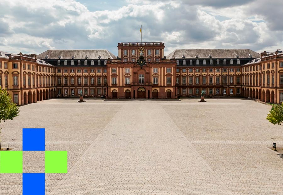 Der Ehrenhof und das Mannheimer Barockschloss vom Eingang zum Ehrenhof aus.