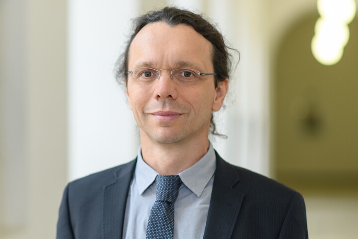 Der Mannheimer Professor Dirk Ifenthaler trägt eine randlose Brille, einen Anzug und blickt freundlich in die Kamera. Link: Interview mit Professor Ifenthaler.