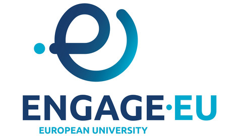 Logo von Engage.EU. Blaue Schrift mit den Worten "Engage.EU, european university"auf weißem Hintergrund
