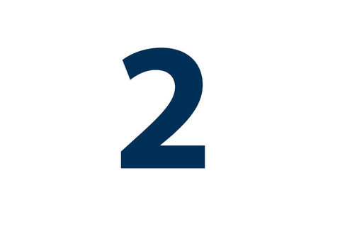 Auf weißem Hintergrund ist in blau die Zahl "Zwei" zu sehen.