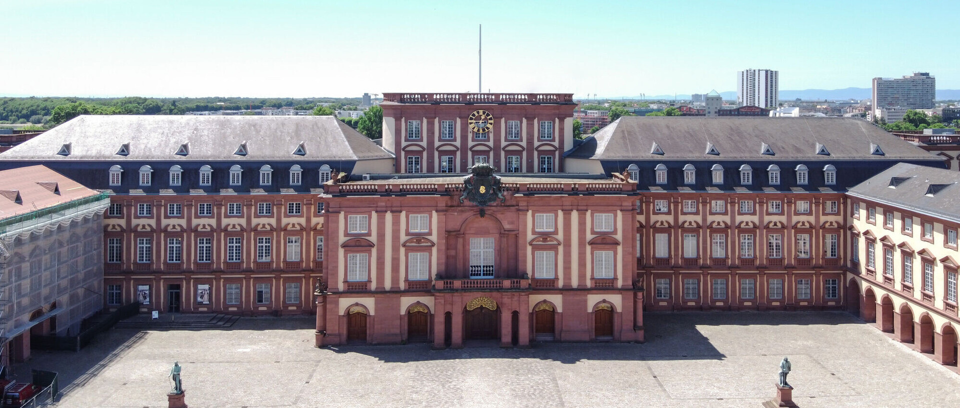 Vogelperspektive auf das Mannheimer Schloss und den Ehrenhof