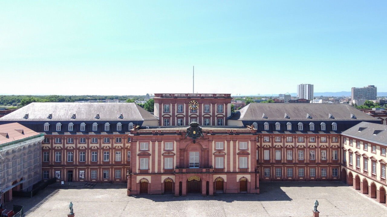 Vogelperspektive auf das Mannheimer Schloss und den Ehrenhof