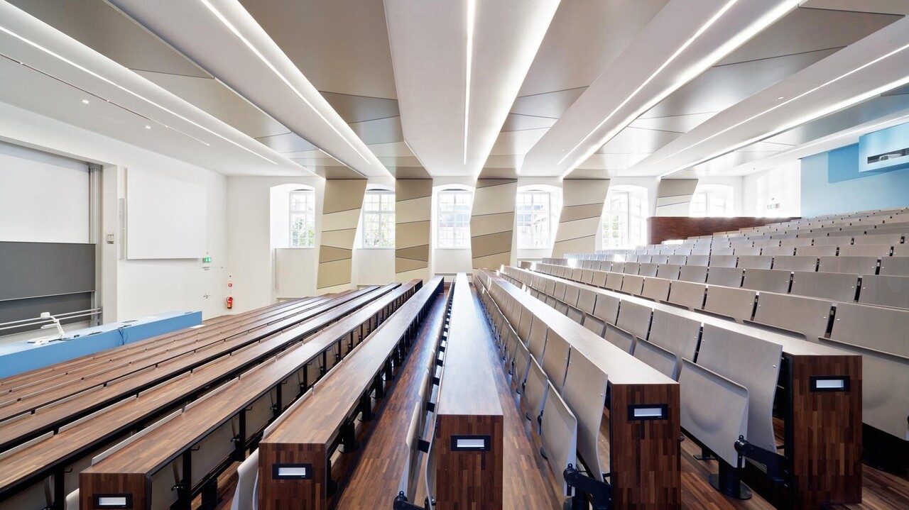Ein leerer Hörsaal.