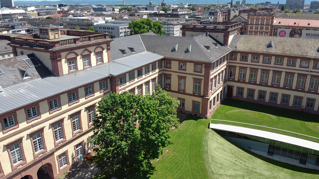 Das Mannheimer Barockschloss von oben und die Stadt mit dem Fernsehturm im Hintergrund.