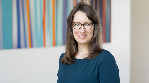 Porträtbild von Professorin Stefanie Egidy. Sie trägt ein blaues Oberteil und eine Brille.