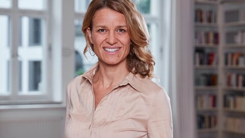 Die Mannheimer Professorin Nadine Klass trägt eine helle Bluse und lächelt in die Kamera.