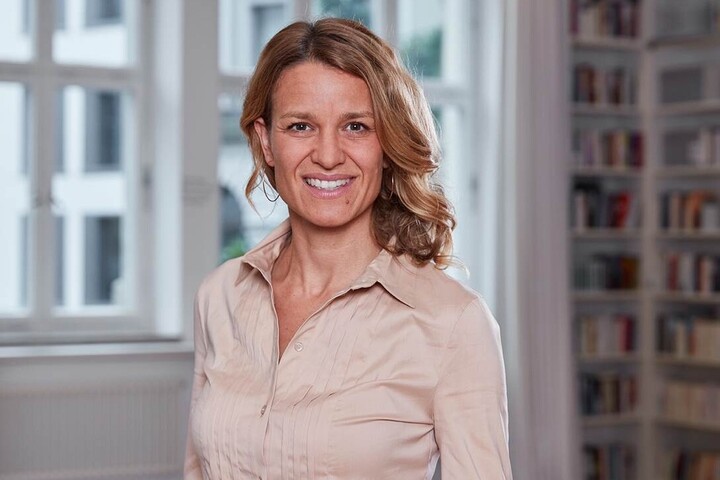 Die Mannheimer Professorin Nadine Klass trägt eine helle Bluse und lächelt in die Kamera. Link: Interview mit Professorin Klass.