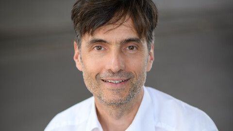 Der Mannheimer Professor Georg W. Alpers trägt ein weißes Hemd und lächelt in die Kamera.