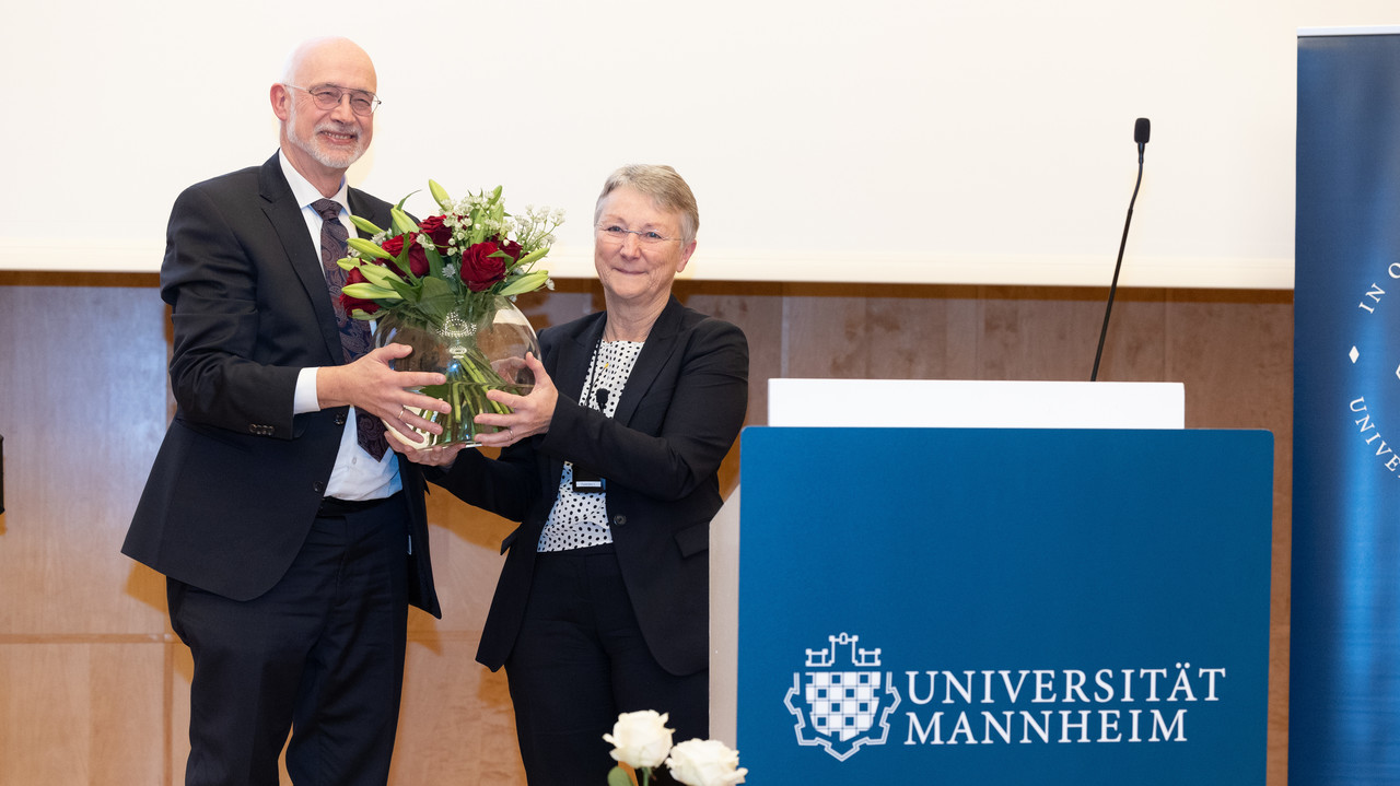 Prof. Dr. Thomas Puhl, Rektor der Universität Mannheim, überreicht Kanzlerin Barbara Windscheid Blumen zu ihrem Abschied.
