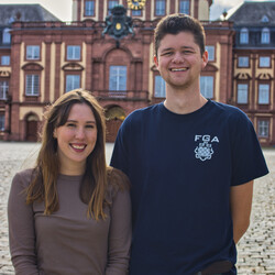 Lea Strohfeldt and Simon Sagebiel are standing in the castle courtyard in front of the castle