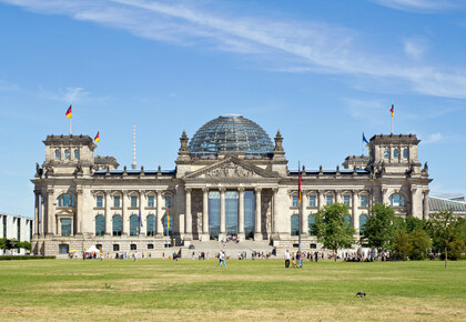 Das Reichstagsgebäude in Berlin von blauem Himmel.