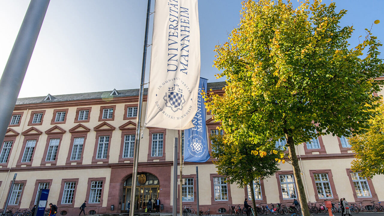 Der Haupteingang der Universität Mannheim.