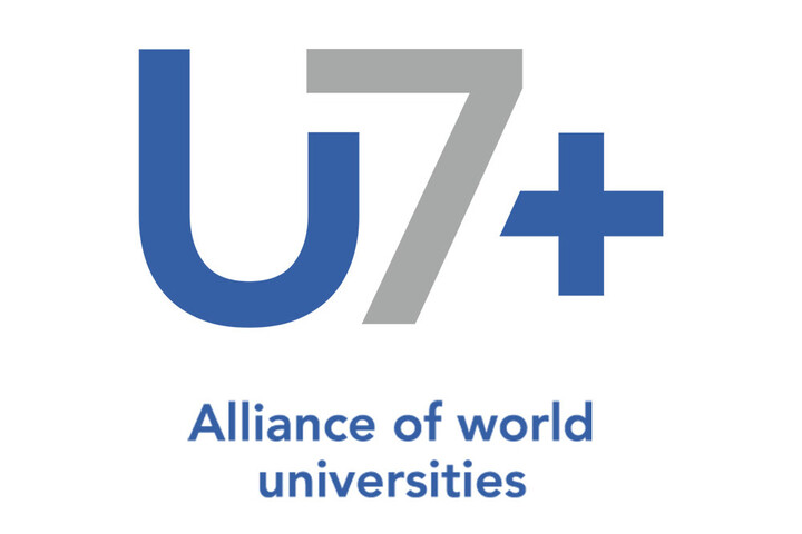 Weiße Grafik mit der grau-blauen Aufschrift "U7+ Alliance of world universities"