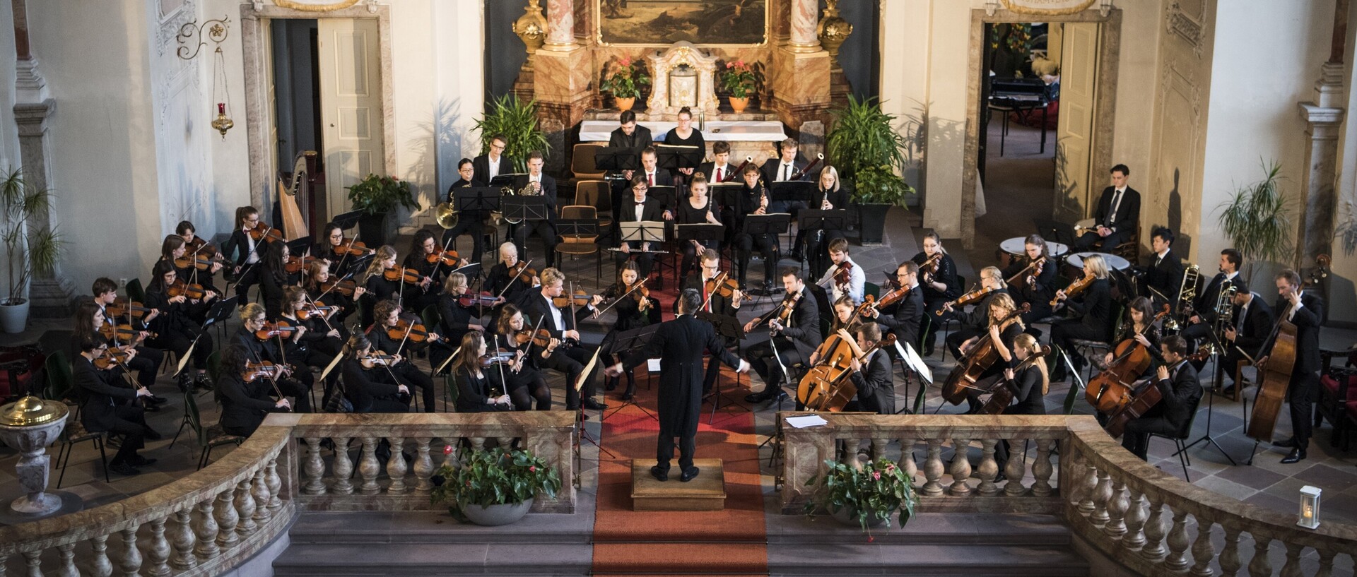 Ein Orchester spielt in einer Kirche.