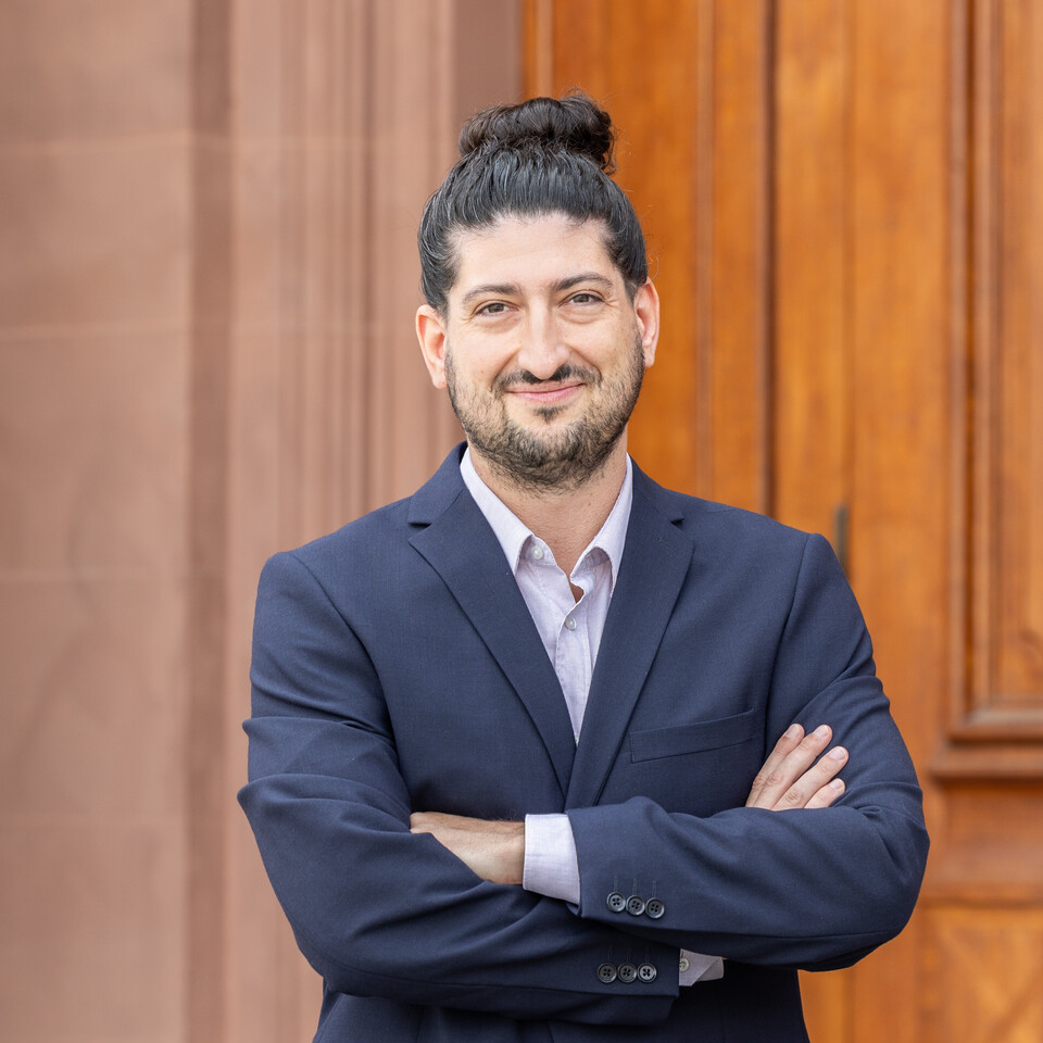 Porträtvon Wladislaw Mill. Er trägt ein dunkles Sakko und schaut freundlich in die Kamera.