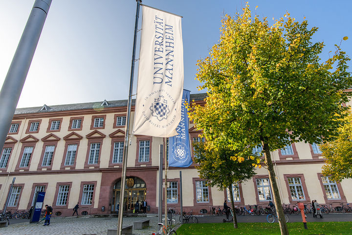 Der Haupteingang der Universität Mannheim.
