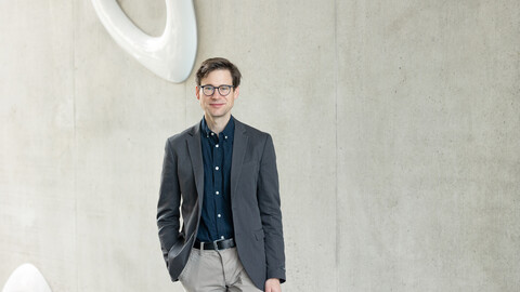 Porträtbild von Professor Mathias Staudigl. Er trägt einen Anzug.