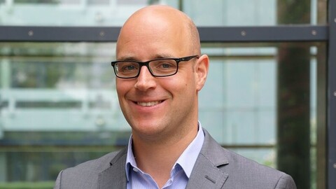 Porträtbild von Professor Leif Döring. Er trägt ein graues Jackett und eine Brille.