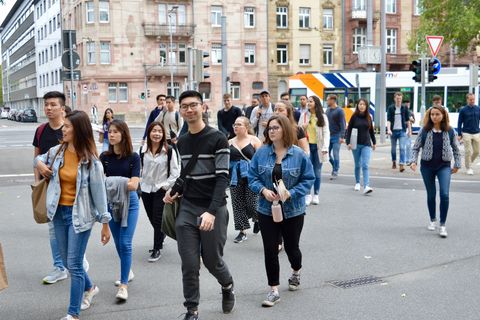 Eine Gruppe von Studierenden überquert eine Straße.