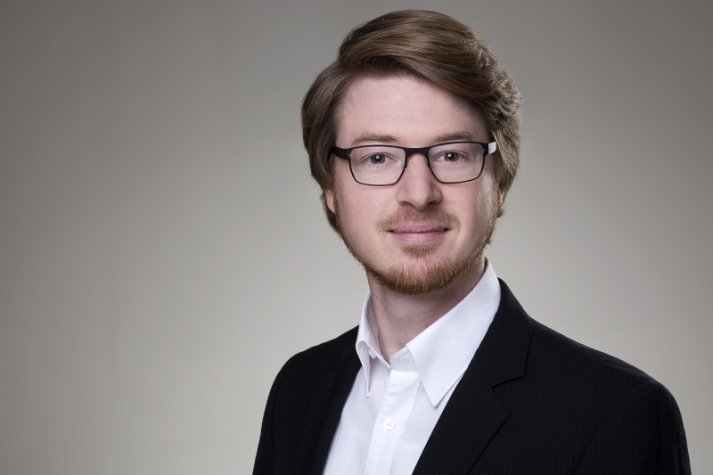 Portrait eines Mannes im Anzug. 