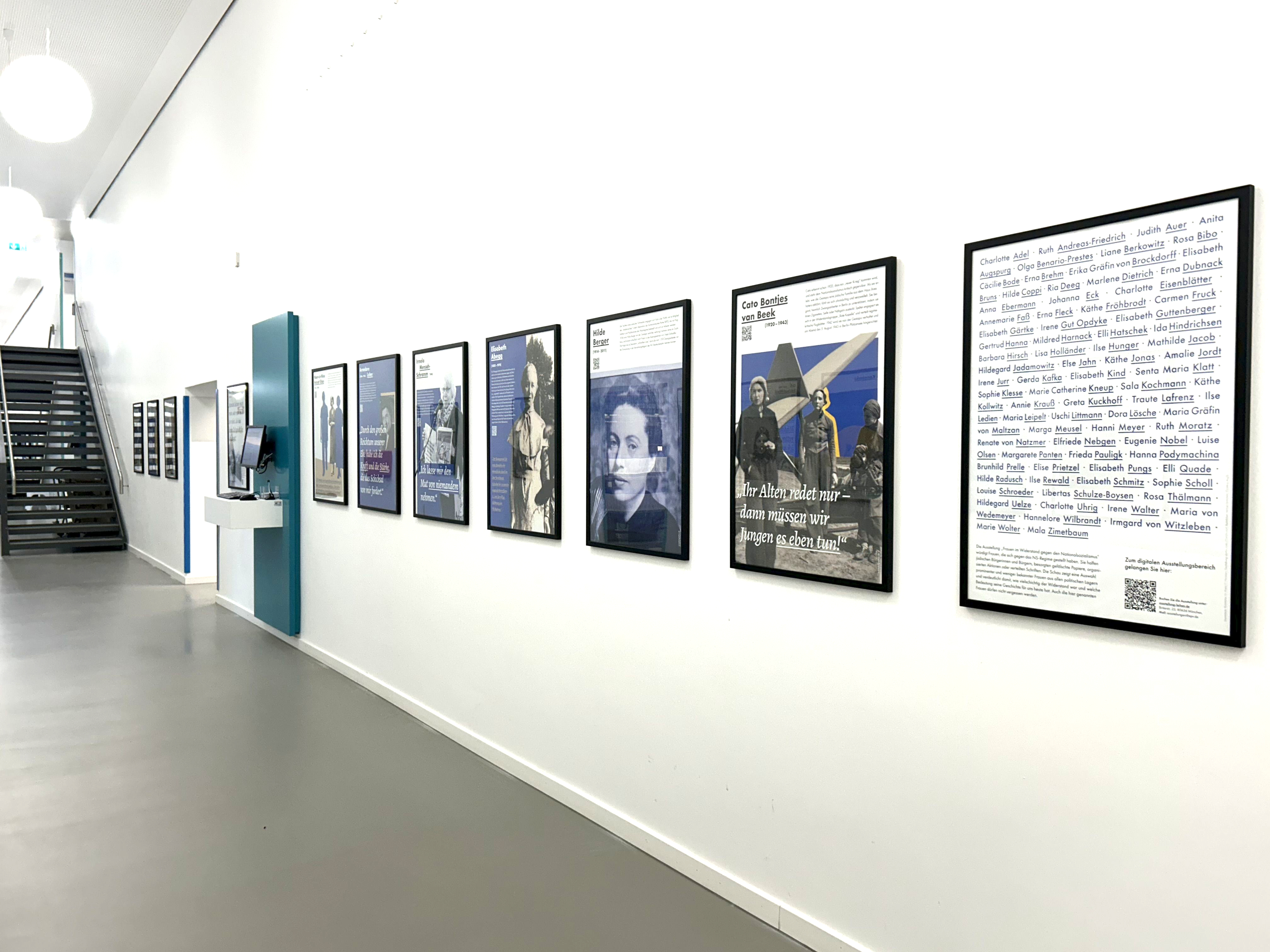 An einer Wand hängen mehrere gerahmte Bilder.