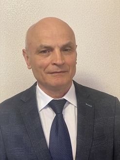 Portrait von Volodymyr Litkevych. Er trägt ein weißes Hemd, eine dunkelblaue Krawatte und ein dunkelblaues Sakko.