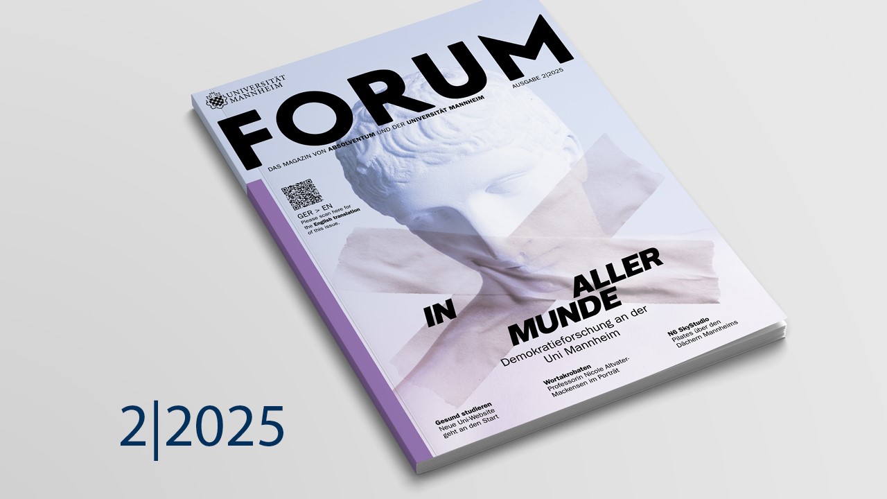 Die Ausgabe 2/2025 des FORUM liegt auf einem grauen Untergrund.