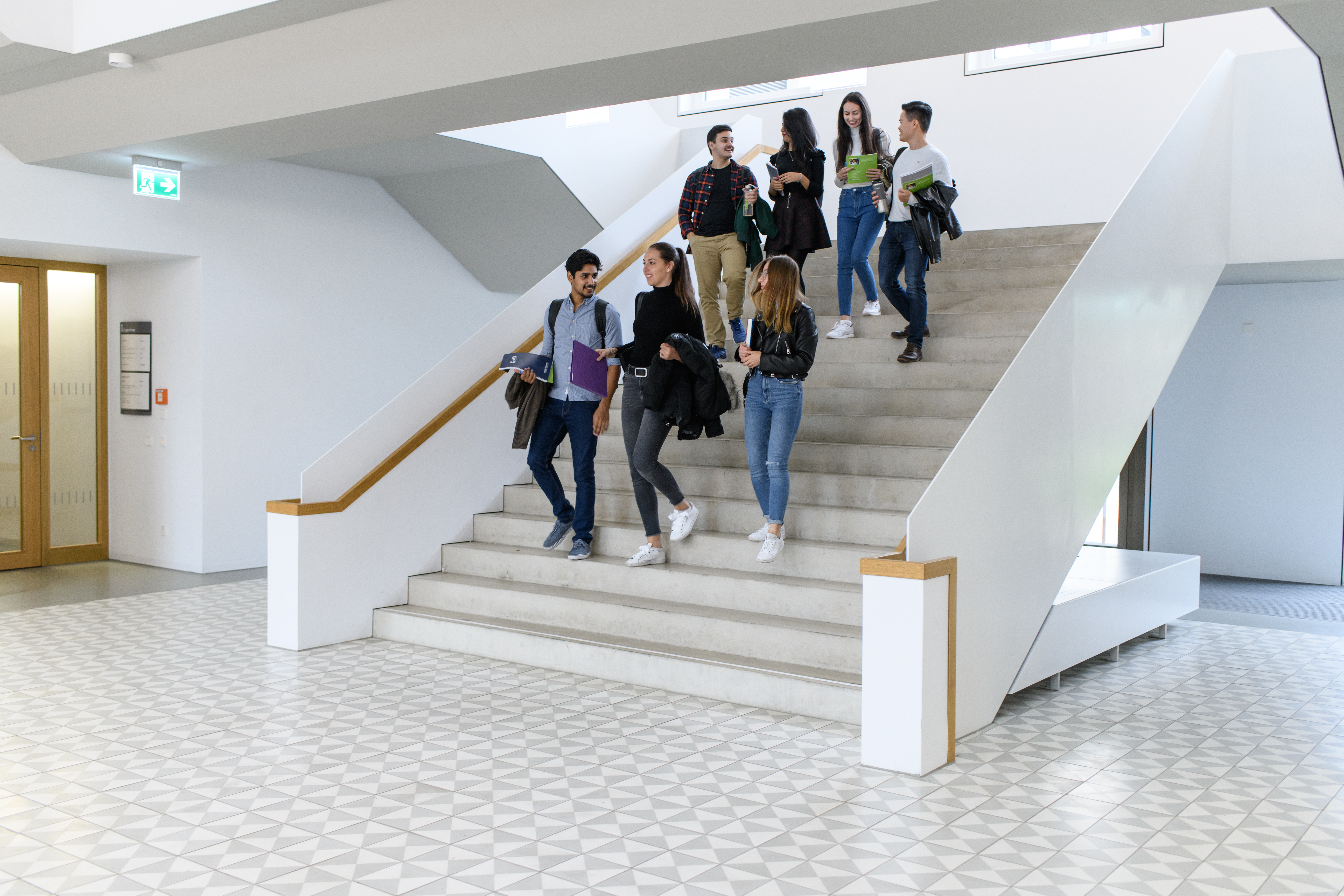 Studierende laufen die Treppen des B6 Gebäudes runter