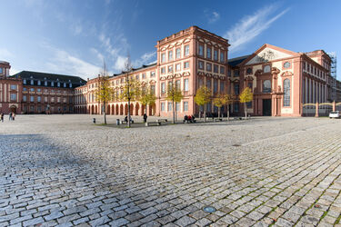 Blick auf den Ehrenhof und das Mannheimer Schloss bei strahlendem Sonnenschein. Link: Über die Uni Mannheim