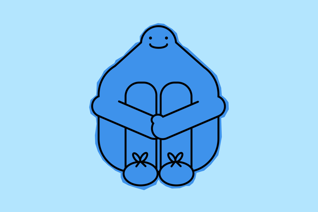 Eine illustrierte blaue Figur sitzt mit angewinkelten Beinen auf dem Boden und lächelt etwas unsicher. Der Hintergrund ist hellblau. 