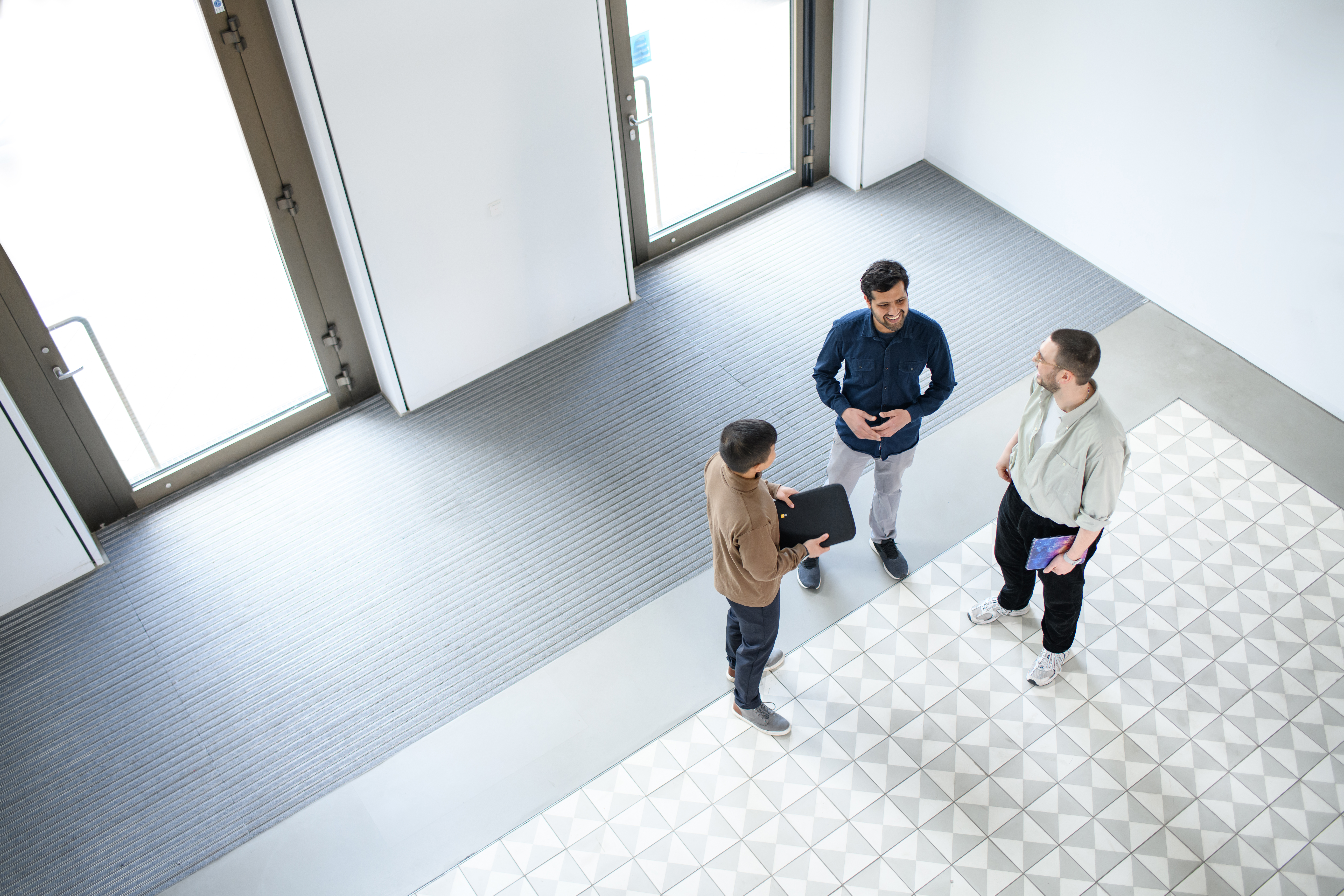Personen im Foyer