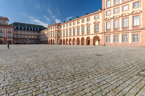 Außenaufnahme Schloss Mannheim, vom Ehrenhof aus ist der Westflügel zu sehen