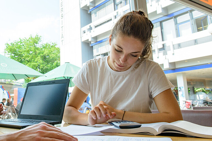 Zwei Studierende sitzen im Café Soleil und sind am lernen. 