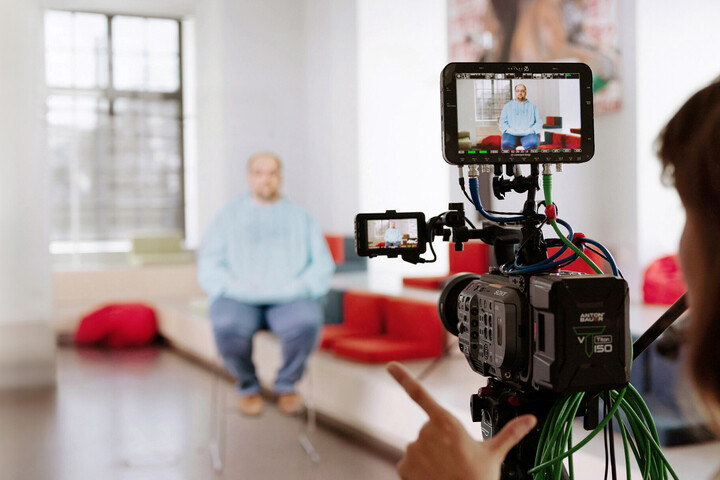 Mitarbeitender beim Videodreh für ein Mitarbeitenden Video