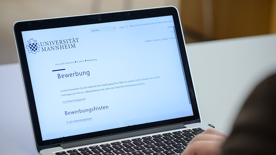 Ein Laptop zeigt die Schritte zur Bewerbung für ein Studium an.