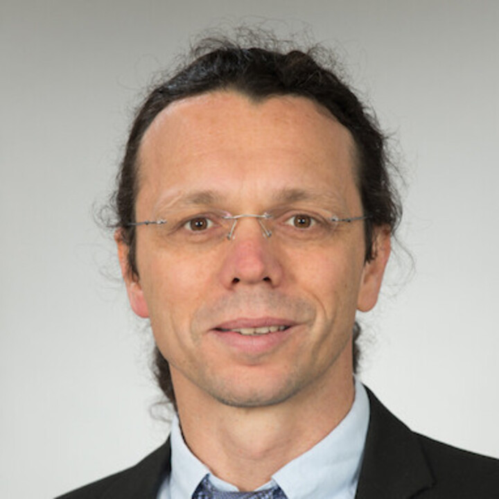 Portrait eines Mannes mit Anzug und Krawatte.