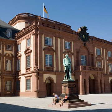 Der Mittelbau des Mannheimer Schlosses im Sonnenlicht.