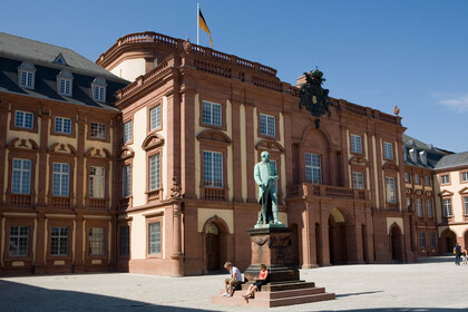 Der Mittelbau des Mannheimer Schlosses im Sonnenlicht.