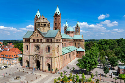 Bild des Doms zu Speyer, es ist ein sonniger Tag, der Himmel ist blau.