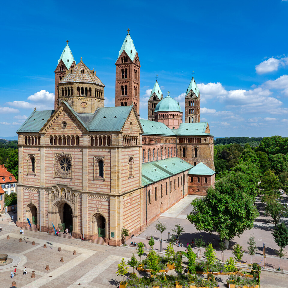 Bild des Doms zu Speyer, es ist ein sonniger Tag, der Himmel ist blau.