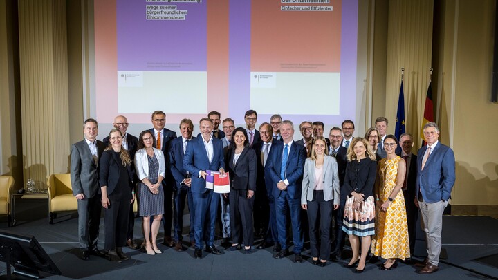 Gruppenfoto von der Expert*innenkommission mit Christian Lindner. 