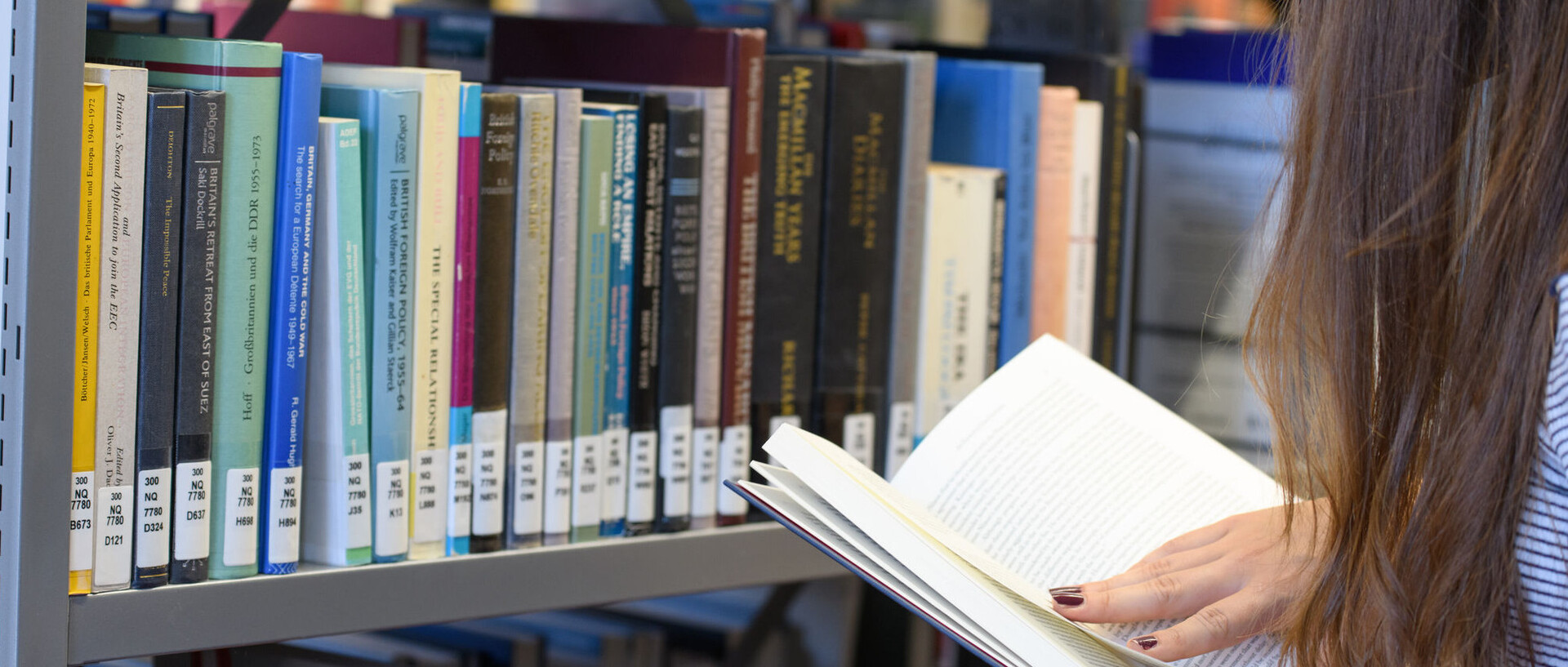 Measures against the coronavirus in the Ehrenhof library, student with mask