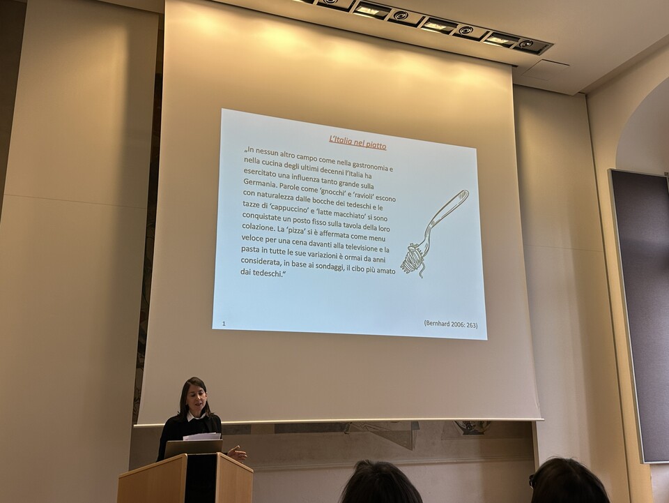 Prof. Dr. Antje Lobin bei ihrem Vortrag zum Phänomen des Italian Sounding