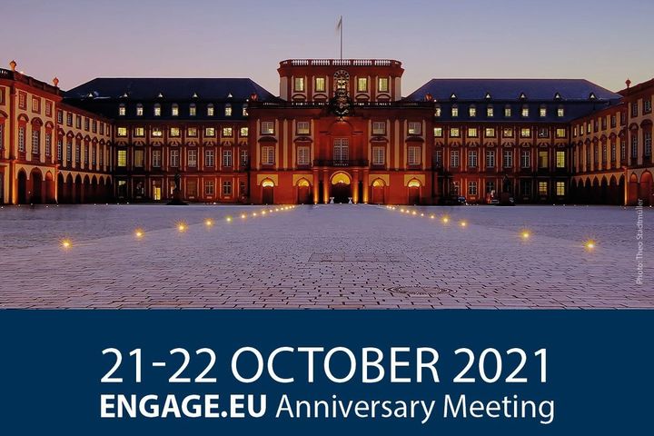 Das Schloss der Mannheimer Universität wird beleuchtet. 