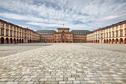 Das Mannheimer Schloss mit weitläufigem Ehrenhof bei strahlendem Sonnenschein