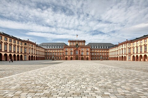 Das Mannheimer Schloss mit weitläufigem Ehrenhof bei strahlendem Sonnenschein