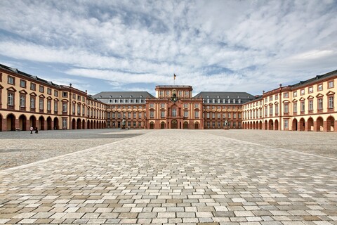 Das Mannheimer Schloss mit weitläufigem Ehrenhof bei strahlendem Sonnenschein