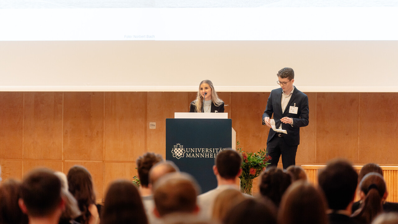 Pierina Mutter und Tobias Roth engagieren sich im DeStip²-Netzwerk der Stipendiat*innen der Universität Mannheim.