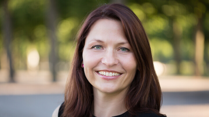 Porträtfoto von Prof. Dr. Sabine Carey.