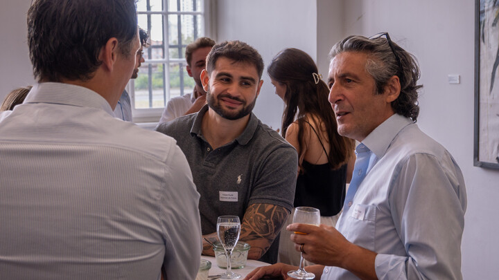 Teilnehmende beim Business Lunch im Gespräch.